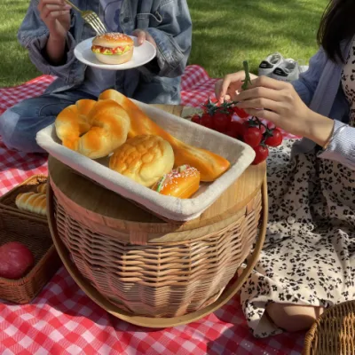 Cestino da picnic portatile in vimini naturale isolato con coperchio